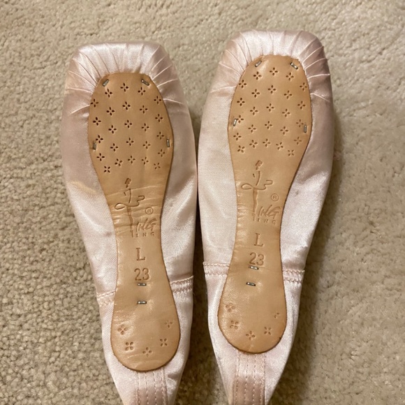 Pointe shoes + free items - Picture 3 of 5